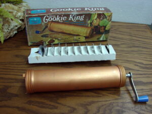 Wilton Comfort Grip Cookie Press Ergonomic 12 Discs New in Box, Moose-R-Us.Com Log Cabin Decor