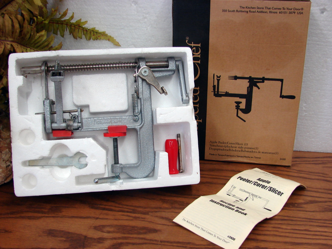 Brand New Pampered Chef Apple Peeler Corer Slicer NIB #2430