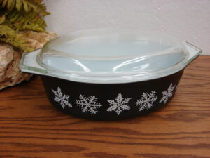 Vintage PYREX Black White Snowflake #045 2 1/2 Quart Oval Casserole w/ Lid