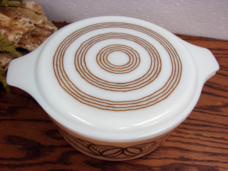 Vintage PYREX Raffia Brown Onion 2 1/2 Quart 475 Cinderella Round Casserole w/ Lid - Image 2