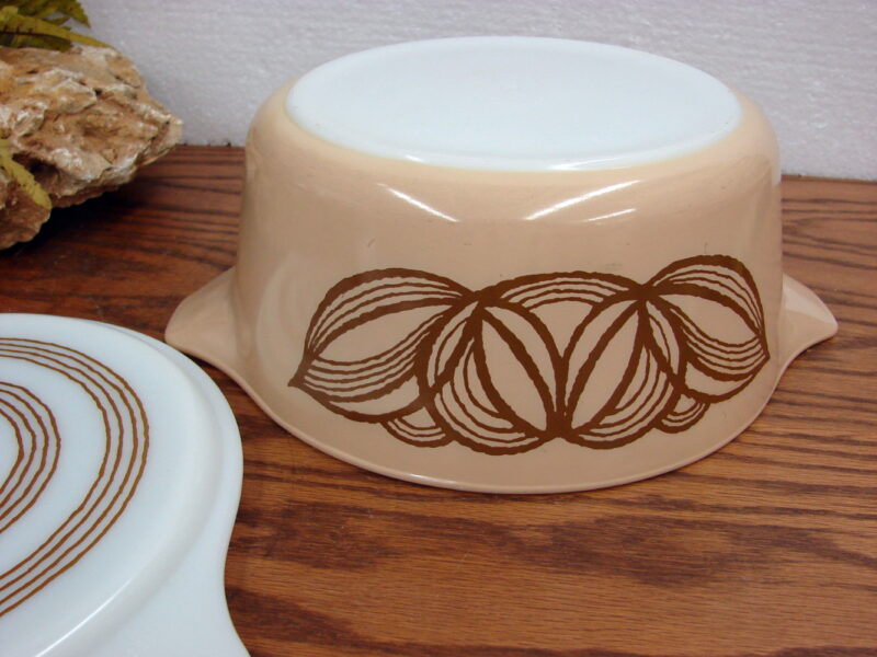 Vintage PYREX Raffia Brown Onion 2 1/2 Quart 475 Cinderella Round Casserole w/ Lid - Image 3