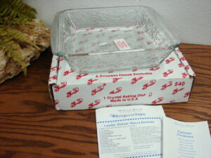 Brand New in Box Retired Princess House Fantasia Raised Relief Frosted Crystal Poinsettia #540 8" Square Baking Dish
