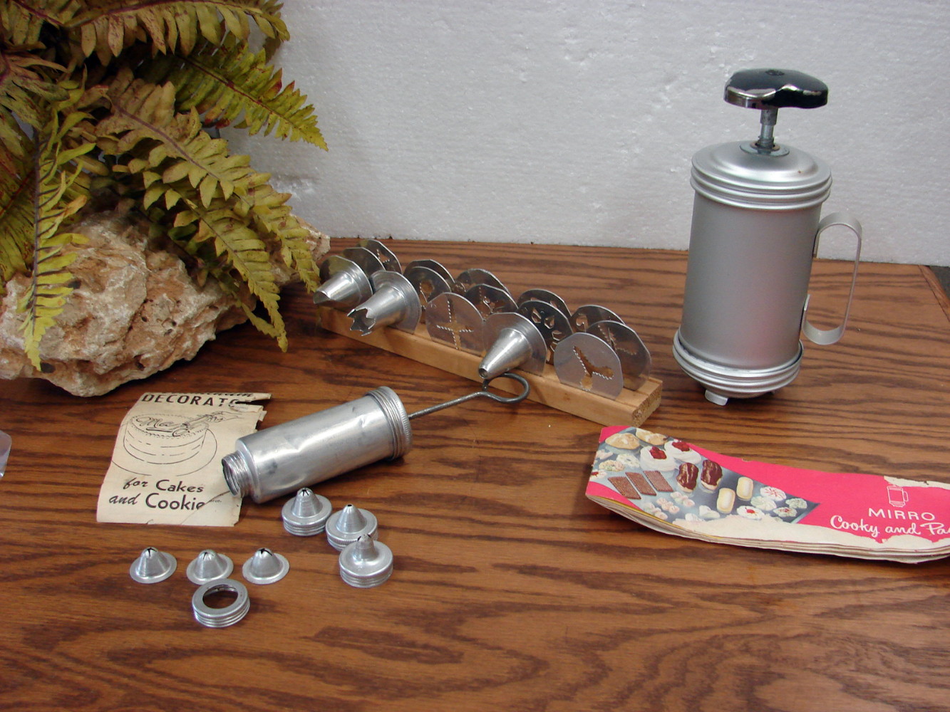 Complete Vintage Mirro #358 Cookie Cooky Press Fat Reservoir Side Handle Black Accents with Decorating Kit