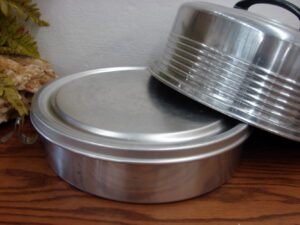 Vintage MCM Aluminum Regal Ware Cake and Pie Carrier Snap On Lid