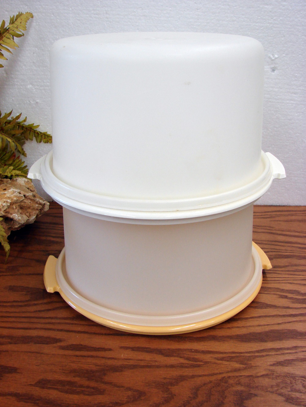 Vintage Tupperware Large Round Container & Lid. White. Cake Taker