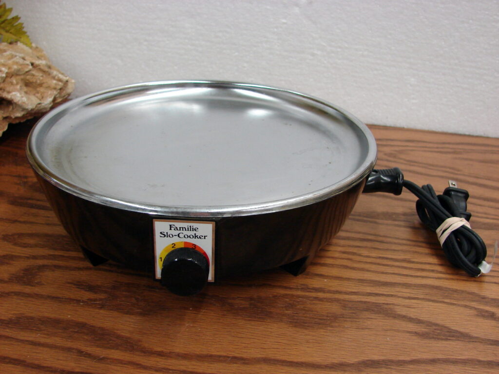Vintage West Bend Familie SloCooker Slow Cooker Round Base with Cord