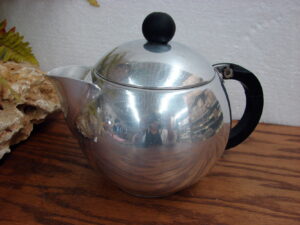 Vintage Retro Mirro 1 1/2 Qt #1526 Aluminum Tea Pot Wooden Handle