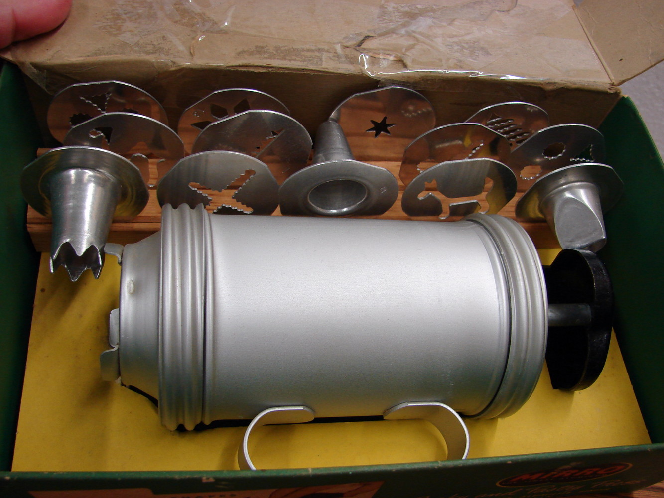 Complete Vintage Mirro Cookie Cooky Press Large Green/Yellow Box w/ Recipe Book - Image 2