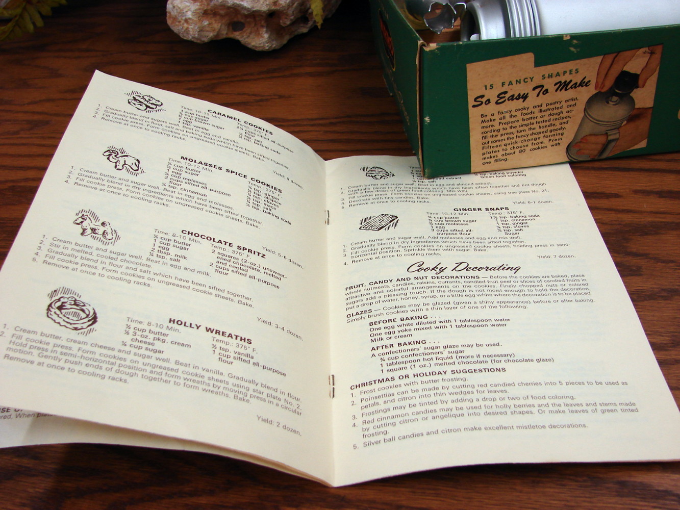 Complete Vintage Mirro Cookie Cooky Press Large Green/Yellow Box w/ Recipe Book - Image 4