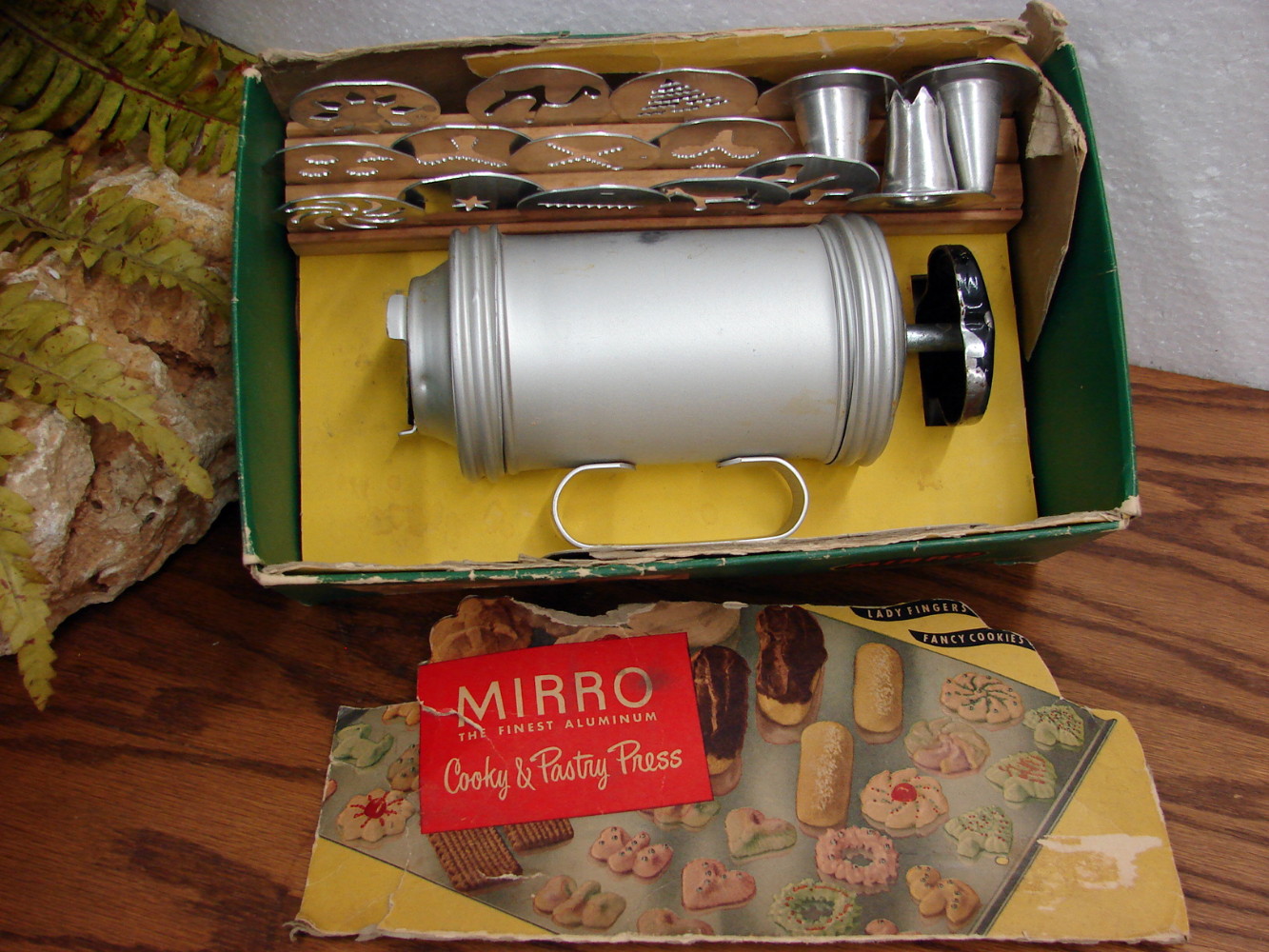 Complete Vintage Mirro Cookie Cooky Press Large Green/Yellow Box