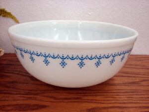 Vintage PYREX Blue Snowflake Garland #404 Nesting Round Mixing Bowl