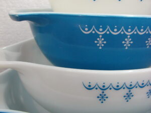 Vintage PYREX Blue Snowflake Garland Bowl Set Casserole Kitchen Accessories