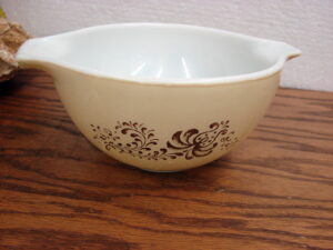 Vintage PYREX Homestead Brown Pattern #441 Cinderella Nesting Mixing Bowl 1 1/2 pt as is