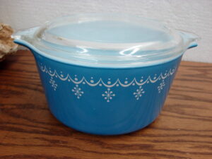 Vintage PYREX Blue Snowflake Garland #473 Cinderella Round Casserole w/ Lid