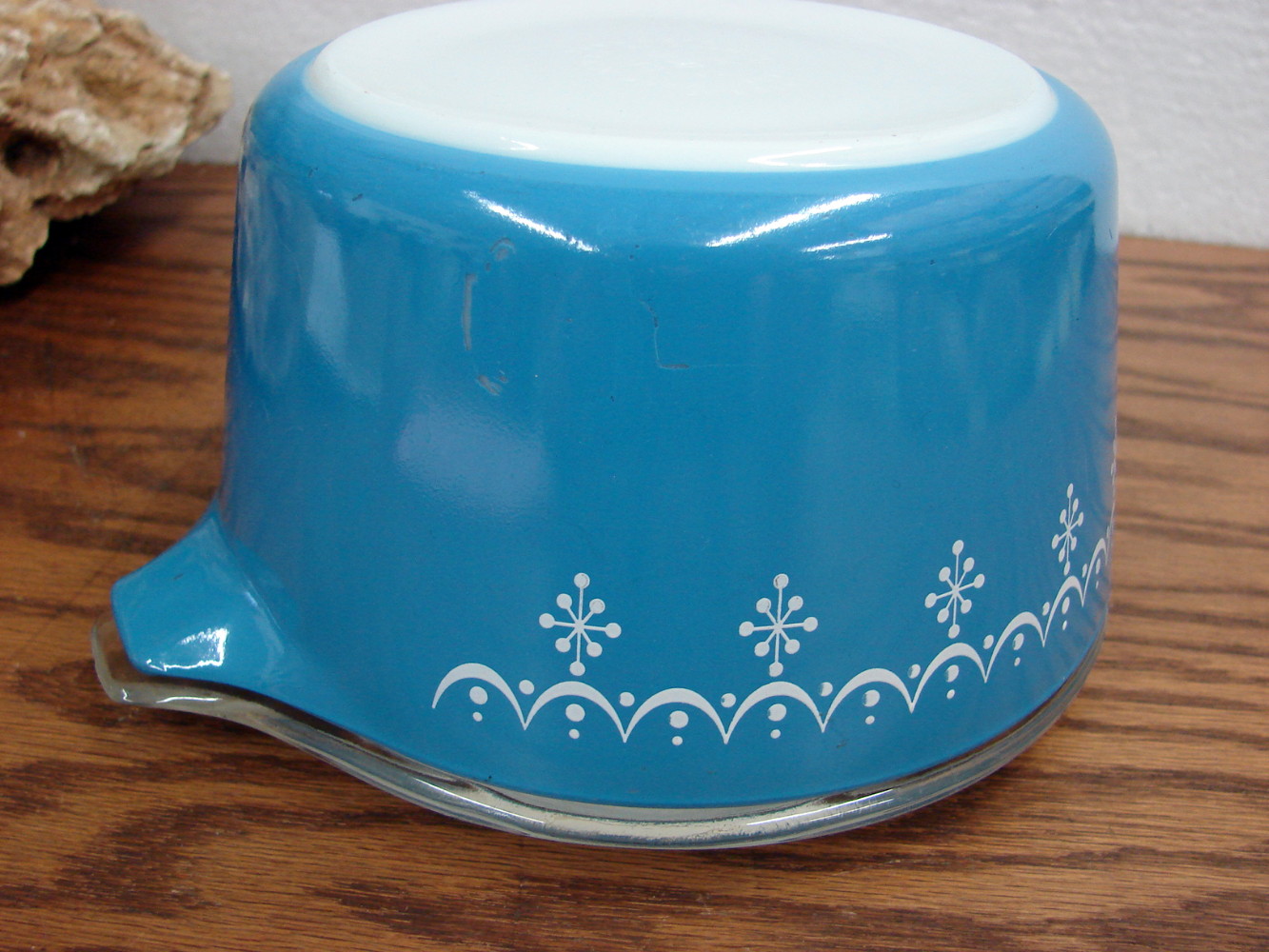 Vintage PYREX Blue Snowflake Garland #473 Cinderella Round Casserole w/ Lid - Image 2