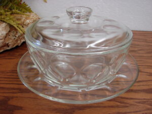 Newer Pyrex Sculptured Ovenware Thumbprint Clear Glass Bowl Casserole w/ Lid Plate