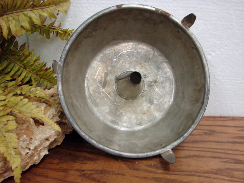 Vintage Tinware Round Angel Food Cake Pan One Piece Legs, Moose-R-Us.Com Log Cabin Decor