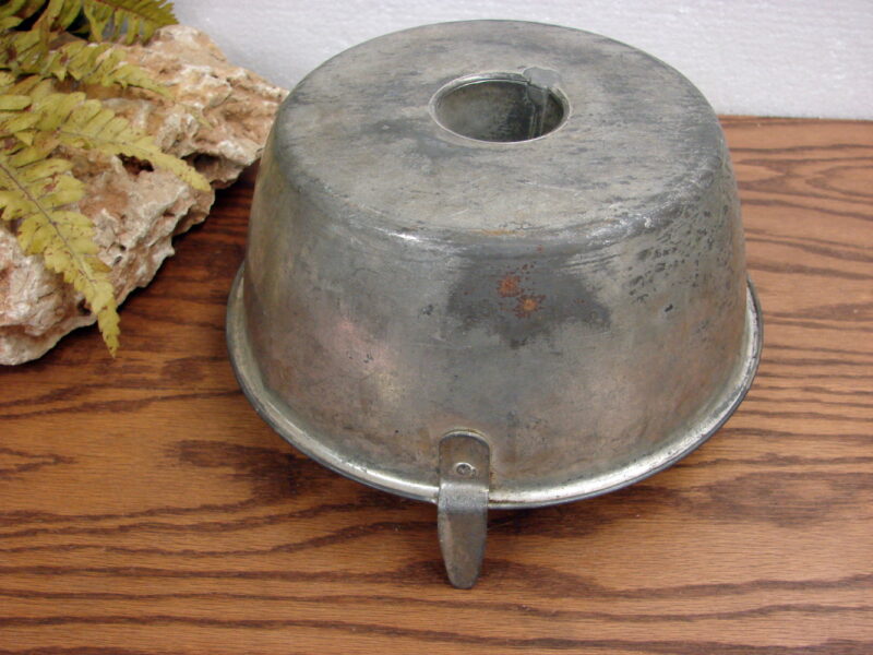 Vintage Tinware Round Angel Food Cake Pan One Piece Legs, Moose-R-Us.Com Log Cabin Decor