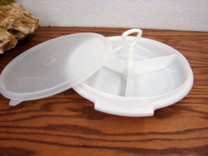 Tupperware Suzette 608 Divided 3 Section Center Handle Lid