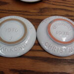 Vintage Frankoma Pottery Christmas Card 1975 1976 Set/3 Mini Plates - Image 2