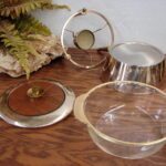 Complete Wood Vintage Fire King Georges Briard Gold TriPod 2 Qt Casserole 4 Pc Set - Image 5
