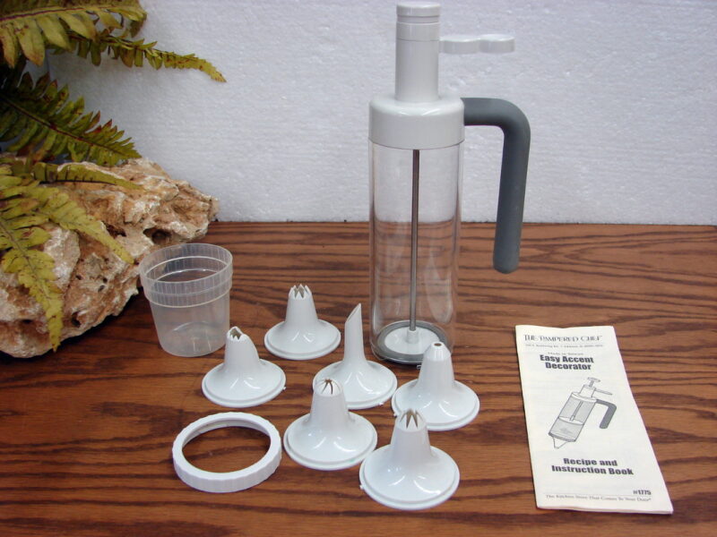 The Pampered Chef Easy Accent Decorator Kit #1775 Icing Frosting Cookies Cakes, Moose-R-Us.Com Log Cabin Decor