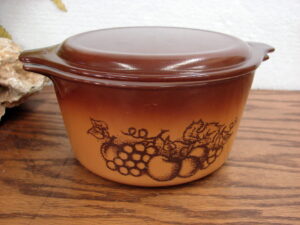 Vintage PYREX Old Orchard Butterscotch #473 Cinderella Round Casserole w/ Brown Lid