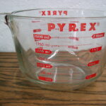 Vintage PYREX 8 Cup 64 oz 2 Quart Measuring Cup Pitcher Red Print - Image 2