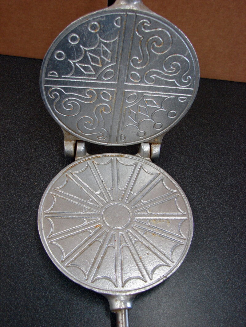 Vintage Vitantonio Pizzelle Iron No. 5 Italian Waffle Maker Baker 5&#8243;, Moose-R-Us.Com Log Cabin Decor