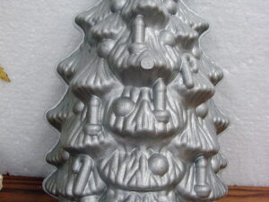 Williams Sonoma Nordic Ware Heavy Duty Christmas Tree Cake Pan Mold