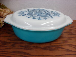 Vintage PYREX Blue Turquoise Lace Doily #045 2 1/2 Qt Oval Casserole w/ Lid