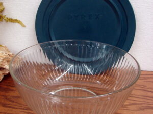 Newer Pyrex Portables #7404 Ribbed Mixing Storage Bowl w/ Storage Lid