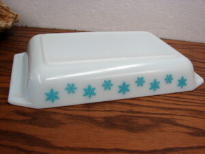 Vintage PYREX White w/ Turquoise Snowflake #548 Baking Dish as is