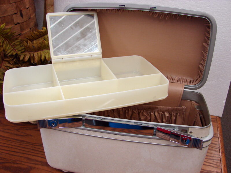 Vintage Samsonite White Cosmetic Make-up Carry-on Train Luggage Suitcase Case, Moose-R-Us.Com Antiques Collectibles Log Cabin Decor