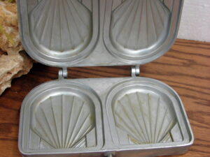 Quattro Pizzelle Baker VillaWare #5100 Authentic Italian Cookies Non Stick, Moose-R-Us.Com Log Cabin Decor