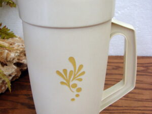 Vintage Tupperware 800 2 Qt Push Button Pitcher Tan Gold Design