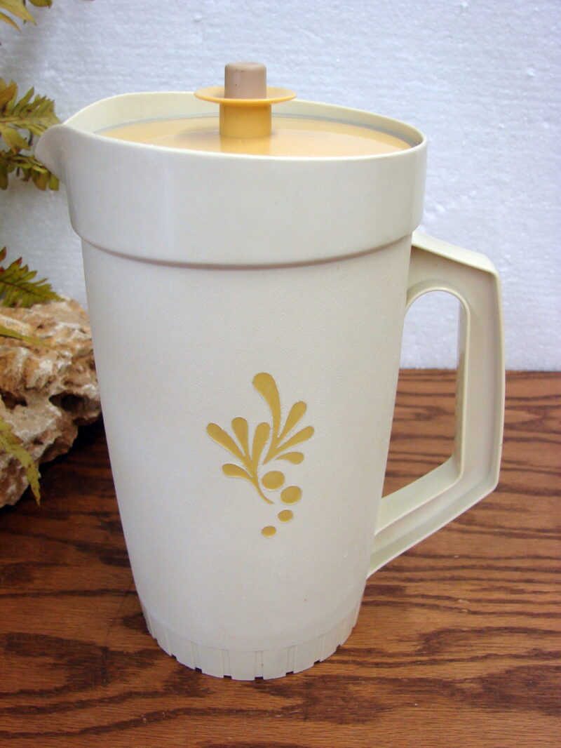 Vintage Tupperware 800 2 Qt Push Button Pitcher Tan Gold Design, Moose-R-Us.Com Log Cabin Decor