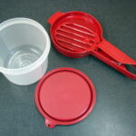 Vintage Tupperware Sift It Sifter Attached Bowl Lid Hand Held Red 1689 - Image 2