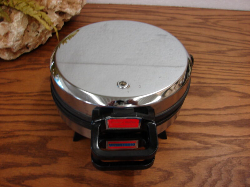 Vintage Vitantonio Mickey Mouse Walt Disney Co. Waffle Pancake Maker #950 Tested, Moose-R-Us.Com Log Cabin Decor