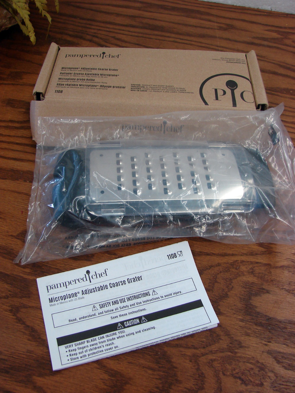 Brand New Pampered Chef #1108 Microplane Adjustable Coarse Grater w/ Box