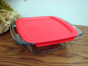 Newer Pyrex Easy Grab Open Baker Brownie Baking Pan 8 x 8 Red Lid 2 Qt