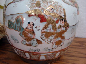 Vintage Porcelain Chinese Japanese Vase Urn Gold Scene Satsuma