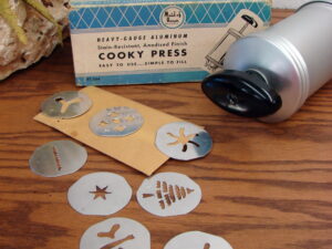 Vintage Cookie Maker Maid of Honor Aluminum Cooky Press w/ Box No. 11-4527