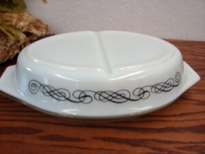 Vintage PYREX #945 Black Scroll 1 1/2 Qt. Divided w/ #945 Lid