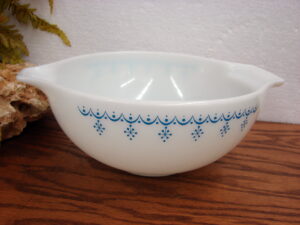 Vintage PYREX Blue Snowflake Garland #443 Nesting Cinderella Mixing Bowl 2 1/2 Qt