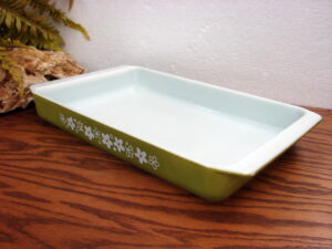 Vintage PYREX Lasagna Spring Green Crazy Daisy #933 Open Baker