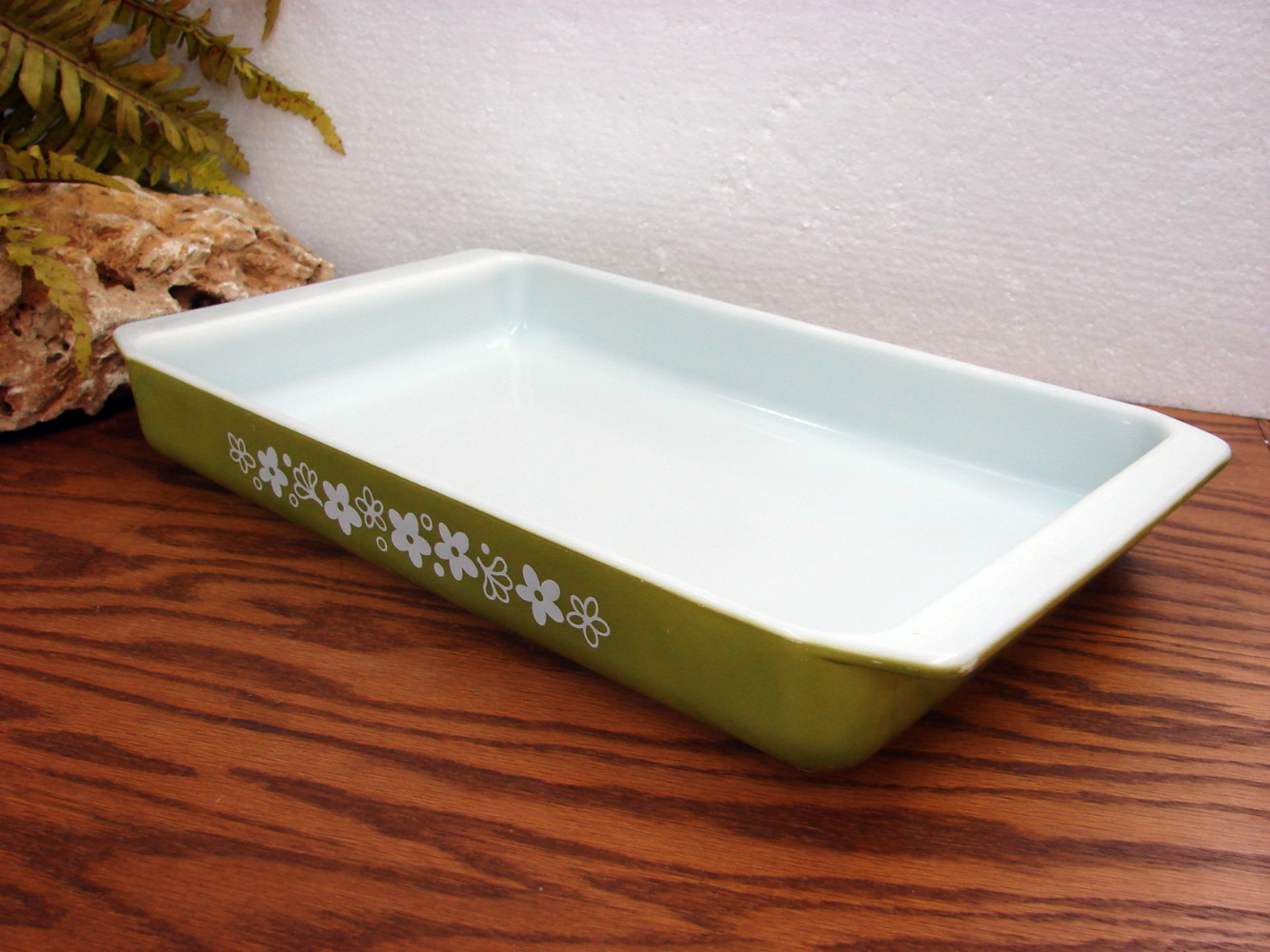 Vintage PYREX Lasagna Spring Green Crazy Daisy #933 Open Baker