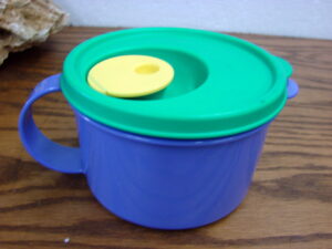 Vintage Tupperware #31558 16oz Microwavable Mug Flap Lid