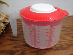 Tupperware #7713 Mix N Store Measuring Bowl w/ Lid