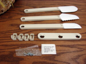 New Vintage Tupperware Spatula Scraper Serrated Set Wall Hanging Rack
